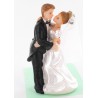 Figurine de mariés s'embrassant